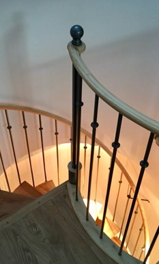 Marches d'un Escalier en Colimaçon en pin (réédition d'un escalier de bistrot ancien) fabriqué en France