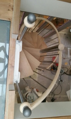 Palier d'un Escalier en Colimaçon en chêne combiné mât fer fabriqué en France